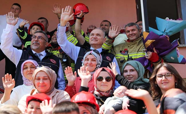Can kurtarmaya giden itfaiyecilere babalar günü sürprizi! 