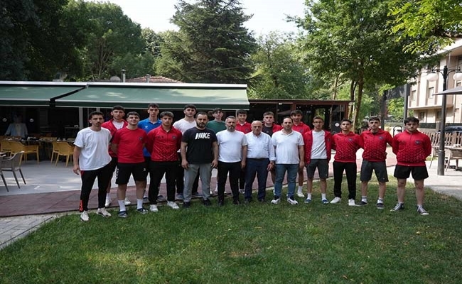 Düzce Belediyesi spor Akademisi voleybolcuları Türkiye şampiyonasına uğurlandı.