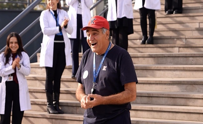 YÜRÜYÜŞÜ İLE FENOMEN OLAN ÖĞRETMENE SÜRPRİZ